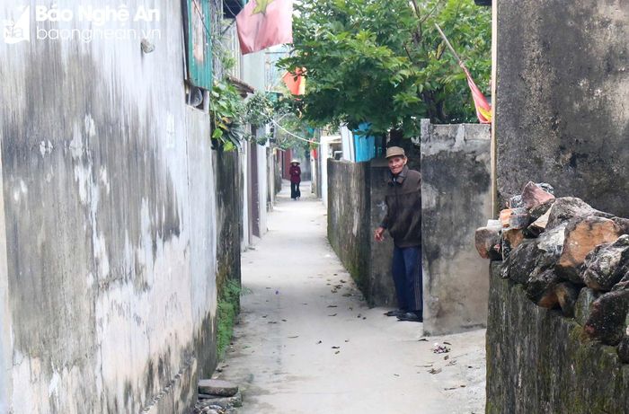 Tại đây có những tuyến đường làng quanh co, nhỏ hẹp, sâu hút, dường như chiều ngang của đường chỉ vừa một người đi bộ. Ảnh: Huy Thư