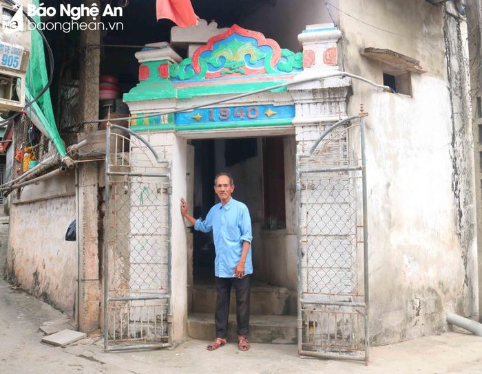 Không chỉ có những con đường, những ngôi nhà, mà những chiếc cổng ở làng Trung Kiên cũng nhuốm màu thời gian. Hiện ở xóm Chùa, xóm Đình, xã Nghi Thiết có hàng chục chiếc cổng có tuổi đời trên dưới 80 năm. Ảnh: Huy Thư
