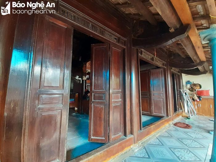 Một điều khá thú vị là nhiều hộ dân ở làng Trung Kiên còn lưu giữ những nếp nhà cổ xưa. Ông Phạm Ngọc Hăng (66 tuổi) ở xóm Chùa, xã Nghi Thiết cho biết: Ngôi nhà mà gia đình ông đang sống làm theo kiểu "tam oai tứ trụ" do bố ông mua về từ miền ngược tính đến nay đã ngót trăm năm. Sau nhiều lần tu bổ, lợp lại ngói, lát thêm nền, nhưng ông vẫn giữ nguyên ngôi nhà xưa để sinh sống và làm kỷ niệm. Ảnh: Huy Thư