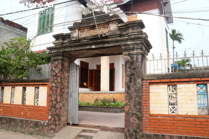 Phía sau những chiếc cổng cổ xưa có thể là những ngôi nhà gỗ, nhà xây cũ hay là những ngôi nhà tầng khang trang, hiện đại. Điều đáng quý là những chiếc cổng cũ được gìn giữ trong không gian kiến trúc tân cổ hài hòa, đẹp mắt, theo quan điểm "nay tôn xưa, xưa làm đẹp nay" Ảnh: Huy Thư