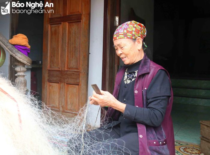 Một số hộ dân tuy vẫn giữ nguyên nhà cổ, nhà xưa, nhưng cơi nới, xây thêm phòng cho rộng hoặc gắn kết với nhà tầng để tiện bề sinh hoạt, lao động, làm nghề... Ảnh: Huy Thư