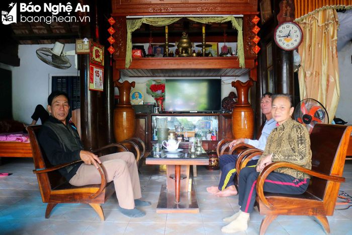 Làng Trung Kiên với những di tích cổ kính, những con đường xây bằng đá rêu phong, những ngôi nhà gỗ, những chiếc cổng in dấu thời gian... là sự độc đáo hiếm có ở các làng quê xứ Nghệ. Nét xưa làng biển với cảnh quan và những nếp sinh hoạt đời thường bình dị đã gắn liền với người dân nơi đây tự bao đời. Ảnh: Huy Thư