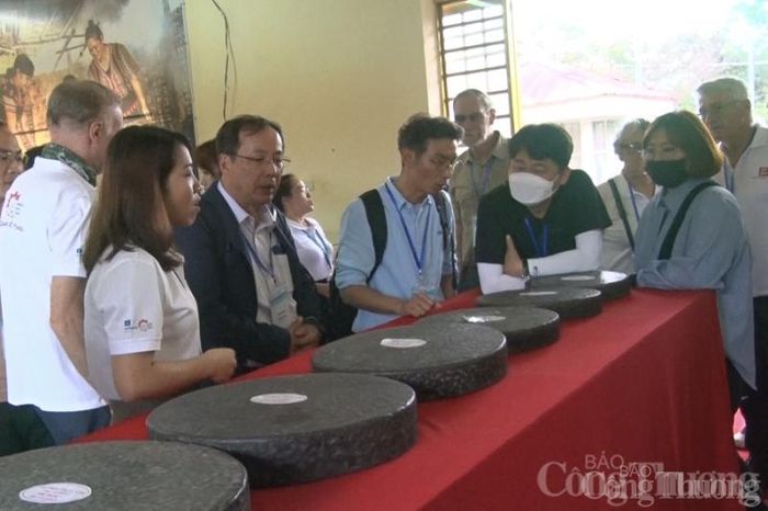 Văn hóa cồng chiêng được sáng tạo và lưu truyền hàng nghìn năm trong đời sống cộng đồng người Mạ, góp phần quan trọng làm nên bản sắc văn hóa riêng của dân tộc. Hiện tại Nhà trưng bày đang trưng bày gần 10 bộ cồng chiêng theo hình thức lưu động từ Bảo tàng tỉnh Đắk Nông.Từ khi ra mắt Nhà trưng bày, du khách trong và ngoài nước đã đến tham quan, thưởng lãm các bộ cồng chiêng của người mạ và theo dõi các chương trình nghệ thuật do các nghệ nhân người Mạ biểu