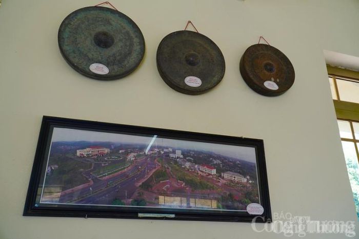 Trước đây, để có thể sở hữu được những bộ cồng chiêng thì người Mạ phải đổi ngang vật – vật. Tùy thuộc vào mức độ quý giá mà được định giá trị khác nhau, chiêng càng cổ thì càng được xem là quý, có những bộ chiêng phải đổi bằng hàng chục trâu bò và các sản vật quý khác. Vì vậy mà cồng chiêng thường được đặt ở những vị trí trang trọng của ngôi nhà, có thể được úp trên miệng những chiếc chóe hay treo một cách trịnh trọng trên vách