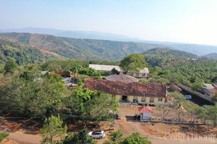 Cồng chiêng là loại hình văn hóa đặc sắc, đầy sức hấp dẫn của dân tộc Mạ Đắk Nông. Để khai thác giá trị văn hóa truyền thống của người Mạ trong phát triển du lịch cộng đồng, tỉnh Đắk Nông đã xây dựng Nhà trưng bày Cồng chiêng, nằm trong khuôn viên Nhà trưng bày vật dụng truyền thống người Mạ tại ở bon N’Jriêng, xã Đắk Nia, TP Gia Nghĩa.