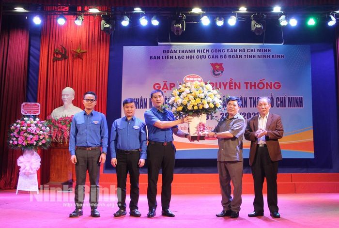 Lãnh đạo Tỉnh đoàn tặng hoa Ban liên lạc Hội cựu cán bộ Đoàn tỉnh.