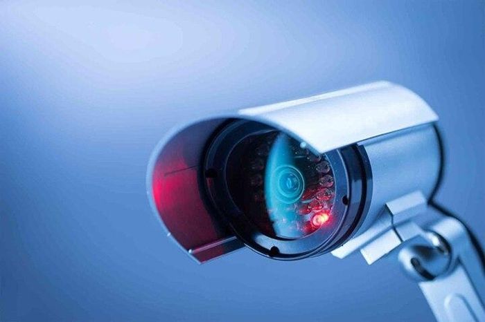 Hồng ngoại của camera giám sát có thể bị hỏng do nguồn điện không đảm bảo tốt nhất cho hoạt động của camera hay bóng đèn đã sử dụng lâu ngày và bị cháy.