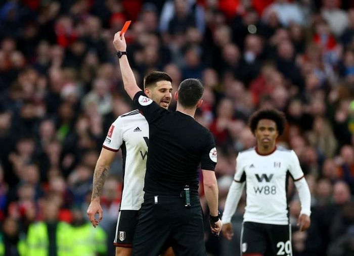 Thẻ đỏ của William và Mitrovic đã làm thay đổi thế trận trên sân. Ảnh: Getty