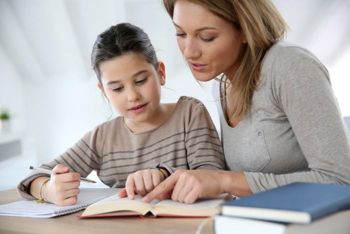  Phụ huynh nên là người chỉ ra các điểm mạnh của con và khích lệ chúng phát triển ưu điểm của mình. Ảnh: iStock. 