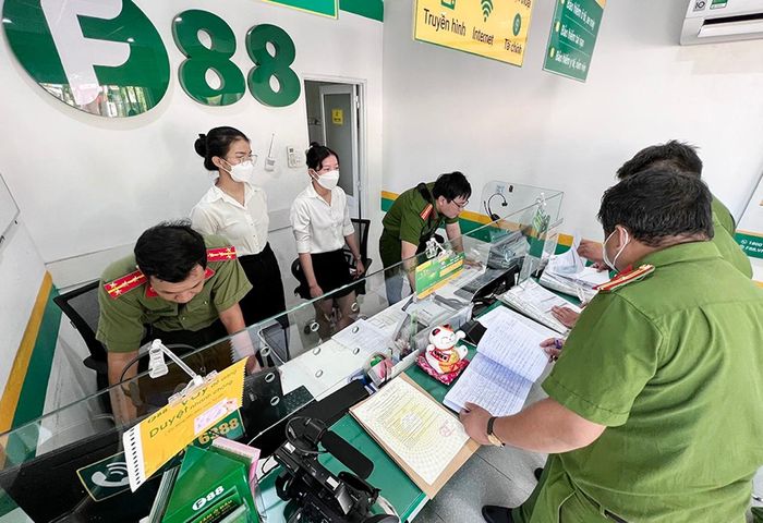  Cảnh sát kiểm tra tại địa chỉ số 447A/23 đường Trần Hưng Đạo, phường Bình Khánh, TP Long Xuyên. Ảnh: CACC. 