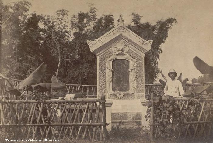Mộ tưởng niệm Henri Rivìere ở Cầu Giấy