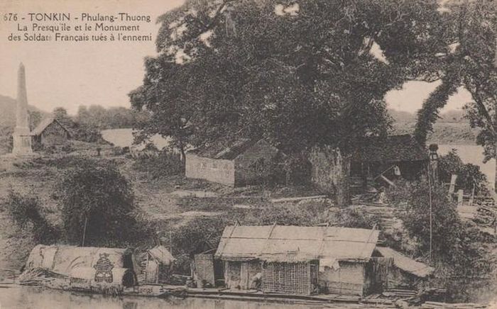 Tượng đài ởPhủ Lạng Thương, Bắc Giang