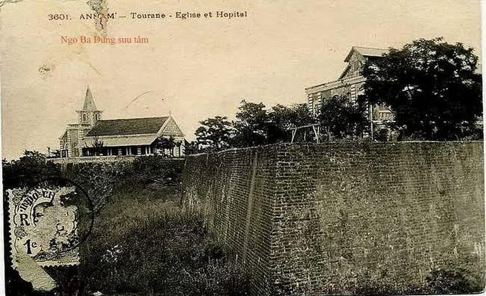 Nhà nguyện được xây để tưởng niệm và cầu nguyện binh sĩ Pháp-Tây Ban Nha chết trận ở Đà Nẵng