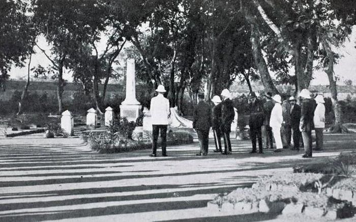Khu bia mộ tưởng niệm các binh sĩ Pháp tử trận khi Đồn Mang Cá ở Huế bị tấn công 1885