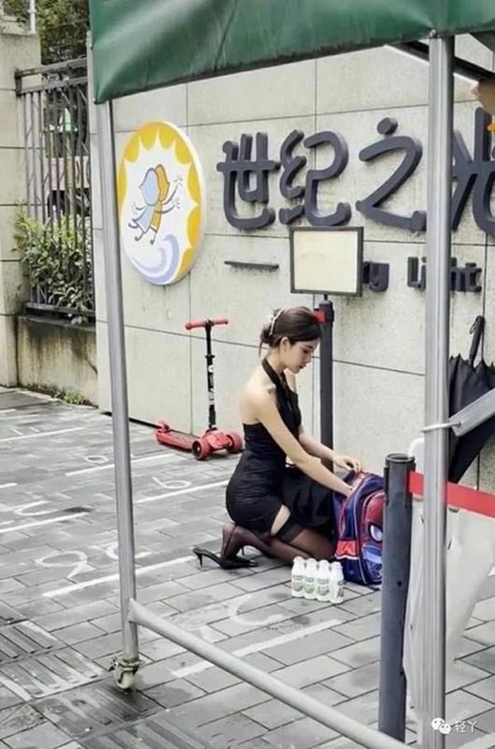 Ngay sau khi hình ảnh được chia sẻ trên mạng xã hội, nhiều người nhận xét cô ăn mặc có phần thiếu tôn trọng người xung quanh.