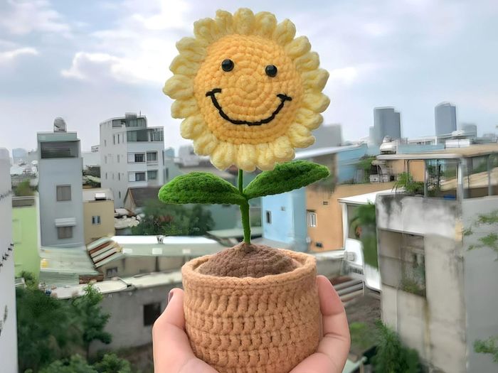  Cô gái trẻ với trái tim ấm áp luôn tìm cách giúp đỡ người có hoàn cảnh khó khăn từ chính những cuộn len nhỏ bé. Linh đang tập trung làm ra thật nhiều khăn choàng, hoa, mũ, bao tay,... gửi tặng các em nhỏ, các cô chú gặp hoàn cảnh khó khăn ở Đà Nẵng. Ngoài ra còn kêu gọi bạn bè trong cộng đồng yêu len quyên góp, ủng hộ kim móc, len sợi, dụng cụ đan len,... để những bạn có cùng đam mê nhưng thiếu điều kiện có thể thực hiện sở thích của mình. 