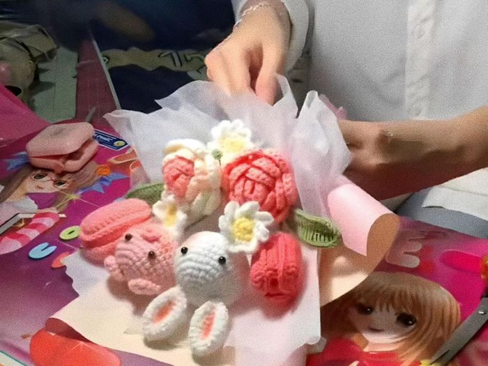  Trúc Linh cũng chia sẻ rằng đã xác định là nghề tay trái, nên cô không đặt mục tiêu một tháng phải kiếm được bao nhiêu, vì phần lớn khách hàng đều những bạn trẻ chưa có thu nhập nhiều. 