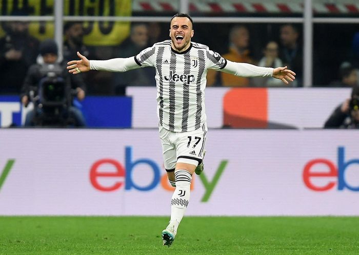 Từ đường chuyền của Danilo, Adrien Rabiot dẫn bóng lên rồi bật tường với Dusan Vlahovic trước khi kiến tạo để Kostic kết thúc gọn gàng vào vào góc xa hạ thủ môn Andre Onana