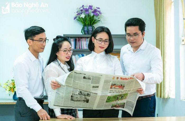 Nhà báo Cao Thị Thanh Thủy cùng đồng nghiệp trao đổi nghiệp vụ chuyên môn. Ảnh: Đức Anh 