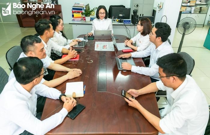 Nhà báo Cao Thị Thanh Thủy chủ trì cuộc họp phòng. Ảnh: Đức Anh 