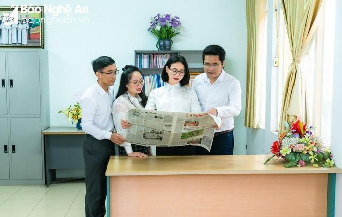 Nhà báo Cao Thị Thanh Thủy cùng anh chị em đồng nghiệp tại phòng Văn xã. Ảnh: Đức Anh 