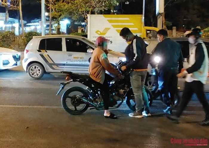 Khi bị tổ công tác dừng xe kiểm tra, nữ quái xế khai tên là T.T.H.Tr. (SN 2002, trú tại Phú Thọ) còn chiếc xe máy vi phạm thực ra là mượn của một người bạn, quá trình chạy xe có thấy tiêng pô nổ “hơi to”. Đây cũng không phải lần đầu Tr. bị lực lượng chức năng xử phạt về điều khiển xe máy chế độ pô tại huyện Thanh Ba (Phú Thọ).