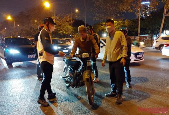 Để ngăn chặn nhóm quái xế trên, tổ công tác bí mật bám theo ghi hình vi phạm sau đó triển khai vây bắt. Đặc biệt, trong nhóm quái xế trên có cả nữ.