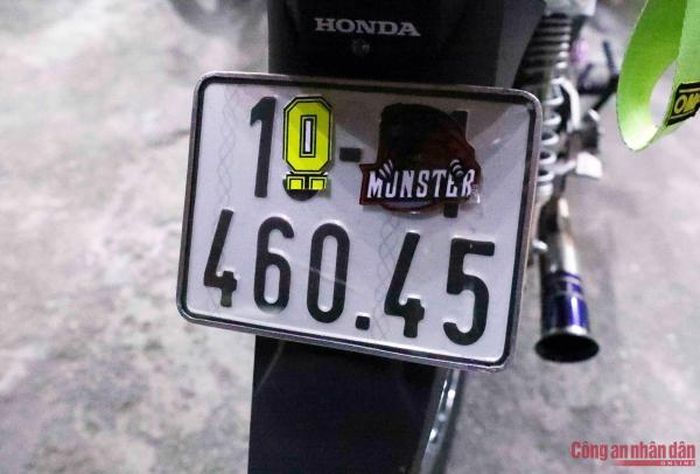 “Xe em mới độ pô được 2 tuần với giá 150.000 đồng vì nghe tiếng hay. Em biết việc mình làm gây ảnh hưởng tiếng ồn cho người xung quanh khi tham gia giao thông. Sau hôm nay sẽ thay lại pô 'zin' như ban đầu”, T.C cho biết.
