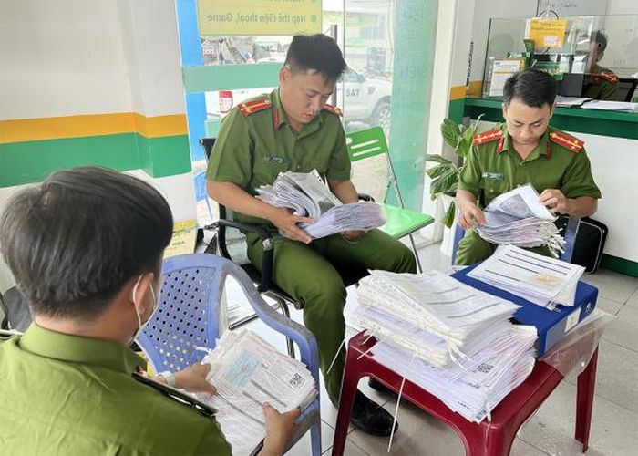 Tổ công tác kiểm tra cơ sơ Công ty F88 tại địa chỉ số 414 Quốc lộ 91, thị trấn Cái Dầu, huyện Châu Phú.