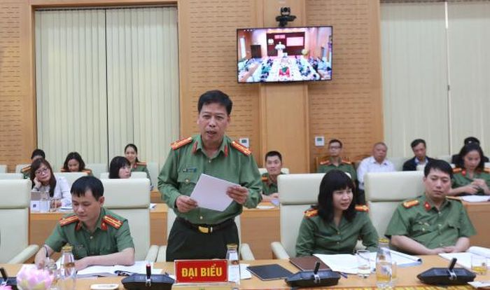 Các đại biểu tham luận tại hội thảo.