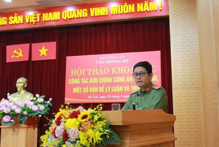 Đại tá, Th.s Nguyễn Hồng Nguyên chủ trì hội thảo.