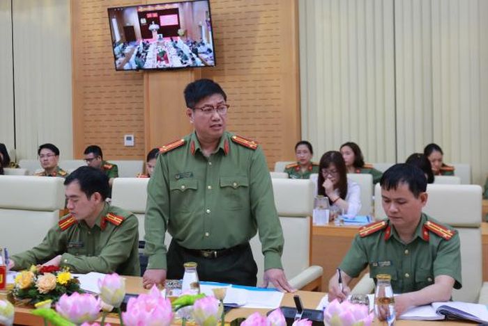 Đại biểu tham luận tại hội thảo.