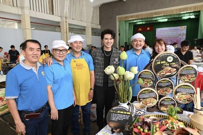 Nam MC tiết lộ phải vào bếp từ nhỏ vì gia đình khó khăn.