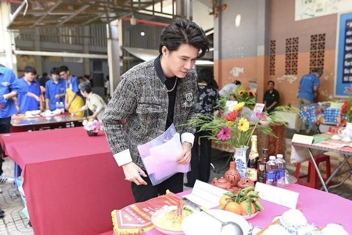 Vũ Mạnh Cường gây bất ngờ vì độ “sành ăn” khi chấm thi.