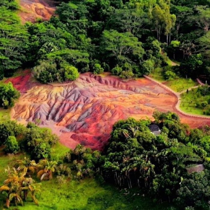 Vùng đất với những dải màu rực rỡ tại đảo quốc Mauritius. (Ảnh: Chamarel 7 Coloured Earth Geopark)