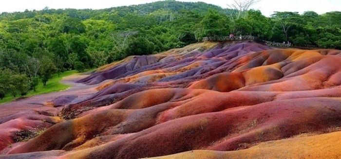 Chính sắt và nhôm trải qua phản ứng oxy hóa đã tạo ra cát màu đỏ, xanh lục và vàng, rồi ba màu cát này phối trộn với nhau để tạo ra các màu khác. (Ảnh: Winged Boots)