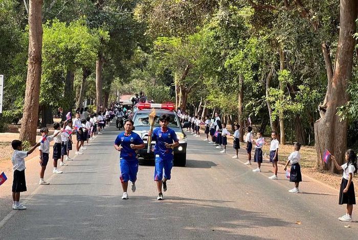 Các vận động viên tiêu biểu của Campuchia rước đuốc vòng quanh khu vực đến Angkor Wat. (Ảnh: Fresh News)