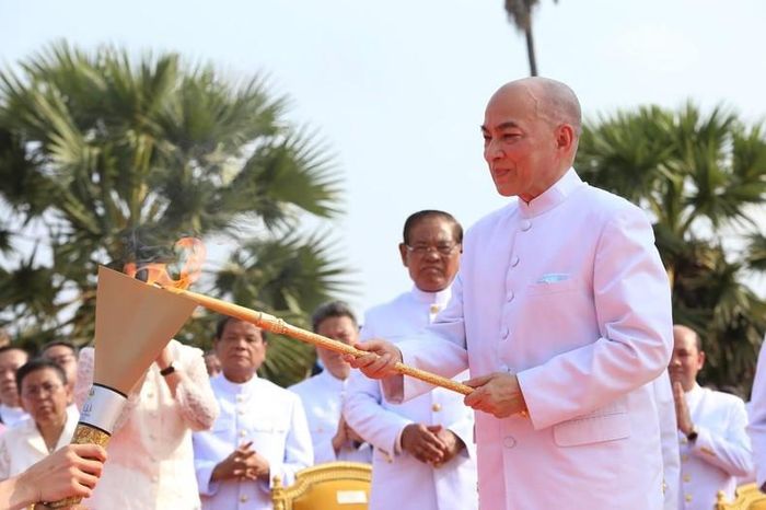 Quốc vương Campuchia Norodom Sihamoni chủ trì nghi lễ xin lửa thiêng. (Ảnh: Fresh News)