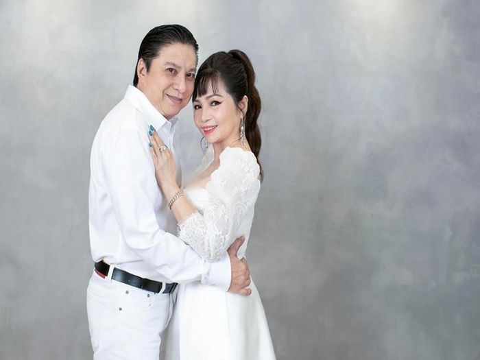 Bố mẹ Phan Hiển có cuộc sống hôn nhân hạnh phúc. Ảnh: FBNV