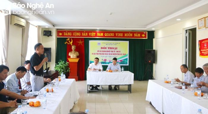 Đại diện nhà xe Minh Ngọc chạy tuyến Vinh - Hà Nội kiến nghị tỉnh xử lý hiện tượng xe khách Hà Tĩnh chạy qua địa bàn Vinh xuyên đêm dừng, đỗ để bắt khách. Ảnh: Nguyễn Hải