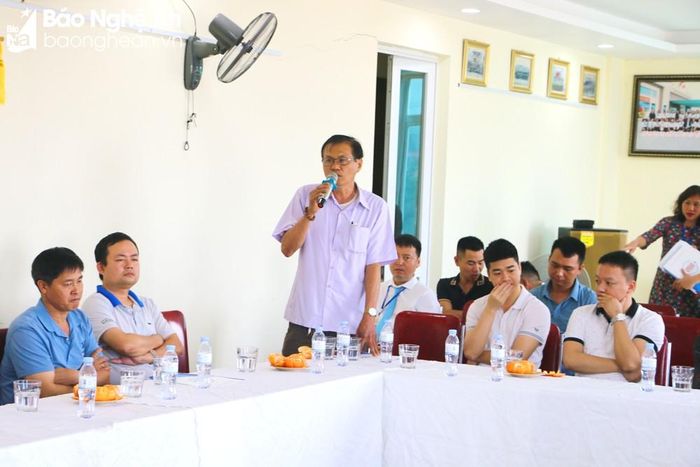 Đại diện nhà xe Tứ Minh hoạt động tuyến Vinh - Hà Nội phát biểu. Ảnh: Nguyễn Hải