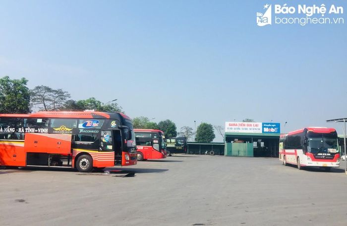 Mặc dù công suất thiết kế phục vụ 250 đầu xe khách/ngày đêm nhưng hiện tại chỉ có 150 đầu xe thường xuyên hoạt động tại bến xe phía Bắc Vinh. Ảnh: Nguyễn Hải