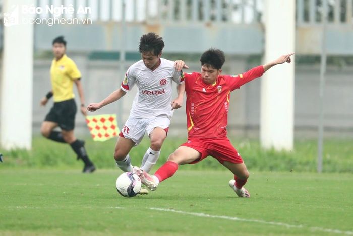 U17 Hồng Lĩnh Hà Tĩnh dù chơi đầy cố gắng nhưng không thể tạo bất ngờ trước đội bóng được đánh giá cao hơn. Ảnh: Hải Hoàng