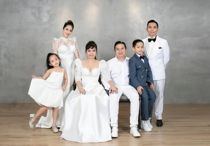Trước đó nhân dịp sinh nhật mẹ chồng, Khánh Thi và Phan Hiển đã cùng nhau thực hiện một bộ ảnh đầy ý nghĩa nhằm lưu lại những khoảnh khắc bên cạnh đại gia đình