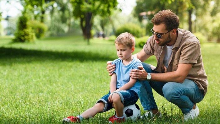 Thay vì quá kiểm soát hoặc nuông chiều con cái, cha mẹ có thể chọn cách kiềm chế để giáo dục con