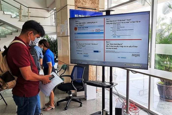 Một đại diện doanh nghiệp đăng ký tài khoản giao dịch thuế điện tử tại Cục Thuế TP. Hồ Chí Minh. Ảnh Đỗ Doãn