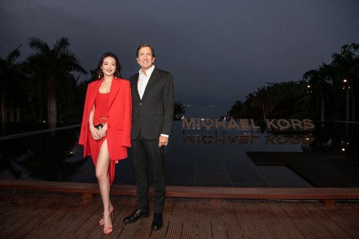 Thư Kỳ thân thiết chụp chung cùng CEO John D. Idol
