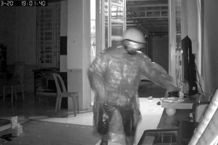Hình ảnh đối tượng trộm cắp được camera ghi lại.