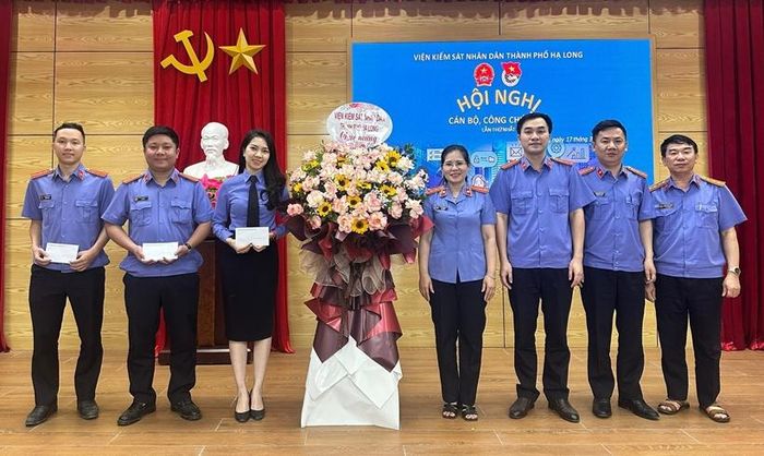 Khen thưởng các cá nhân có thành tích xuất sắc trong công tác thanh niên.