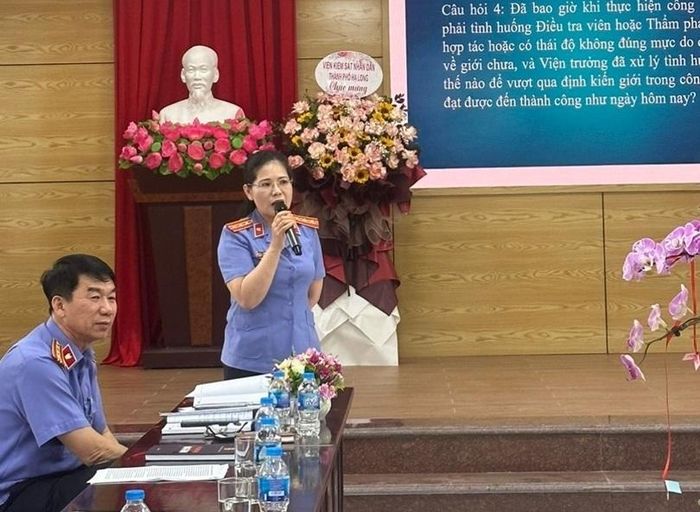 Viện trưởng VKSND thành phố Hạ Long giao lưu cùng cán bộ trẻ.